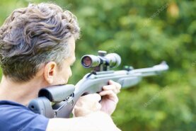 Schützin beim Luftgewehrtraining auf dem Schießstand